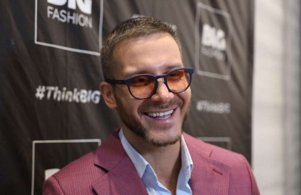 Verio se Saša Kovačević! Posle 10 godina ljubavi - evo i kakav prsten sada sija s ruke pevačeve izabranice!