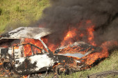 Serija paljenja vozila na Kosovu: Zapaljena tri automobila, požar gasili meštani!