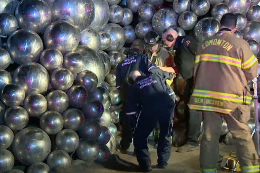 Mladić se zaglavio u skulpturi, pa ga izvlačili vatrogasci (VIDEO)