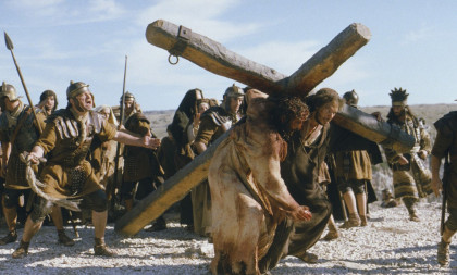 20 godina kontroverznog filma “Stradanje Isusovo”: Nije se dopao ni mitropolitu Amfilohiju ni Bredu Pitu (FOTO/VIDEO)