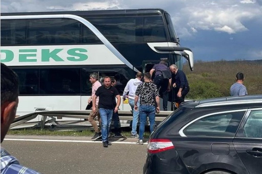 Autobus pun đaka probio zaštitnu ogradu na auto-putu ka Nišu: Vozaču pozlilo dok je vraćao najbolje niške učenike iz Španije! (FOTO/VIDEO)