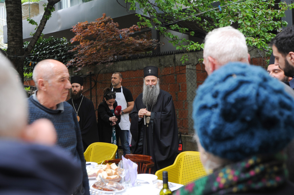Patrijarh Porfirije na vaskršnjem ručku sa beskućnicima: Bogat je onaj koji ima poverenje u Boga VIDEO