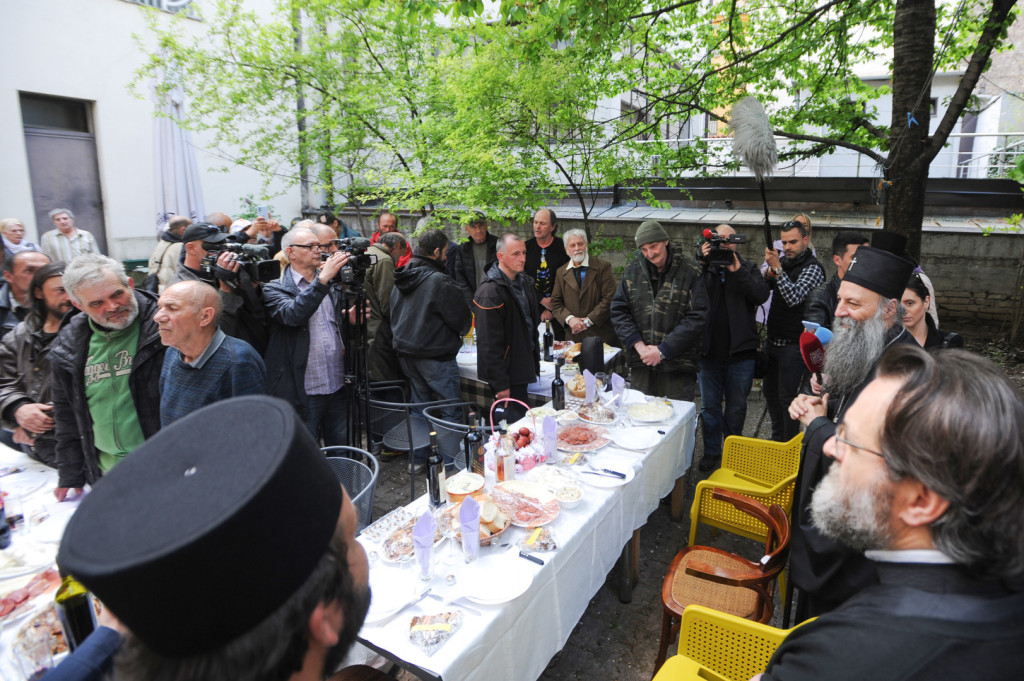 Patrijarh Porfirije na vaskršnjem ručku sa beskućnicima: Bogat je onaj koji ima poverenje u Boga VIDEO