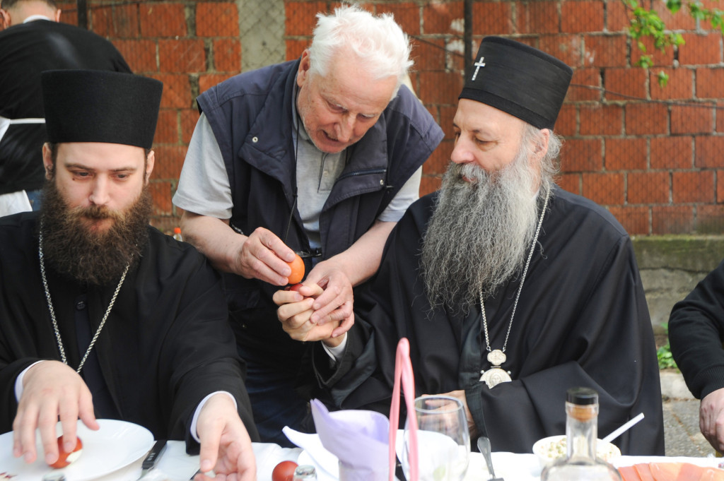 Patrijarh Porfirije na vaskršnjem ručku sa beskućnicima: Bogat je onaj koji ima poverenje u Boga VIDEO