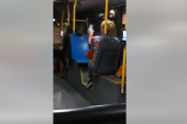 Opšti cirkus na beogradskoj liniji 601, devojka napala deku sa štapom: "Teraj se matori, neću da ti ustanem" (VIDEO)