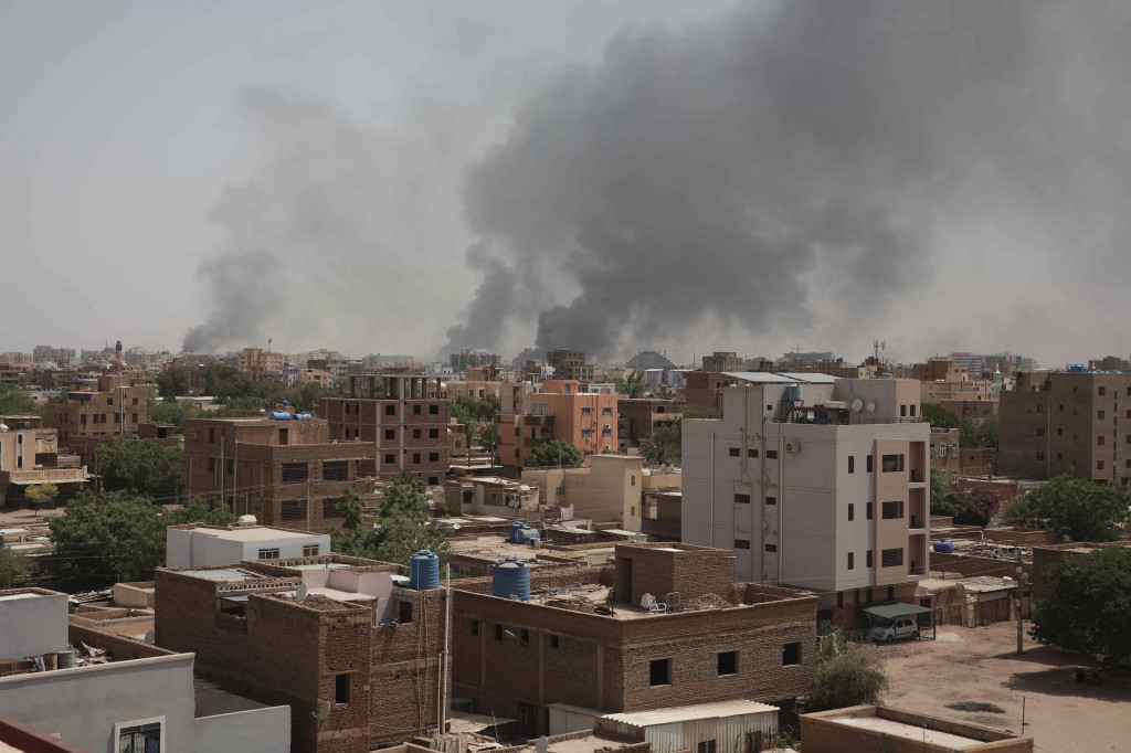 Rat u Sudanu ne jenjava: Eksplozije odjekuju Kartumom, ubijeno 185, a ranjeno više od 1.800 ljudi!