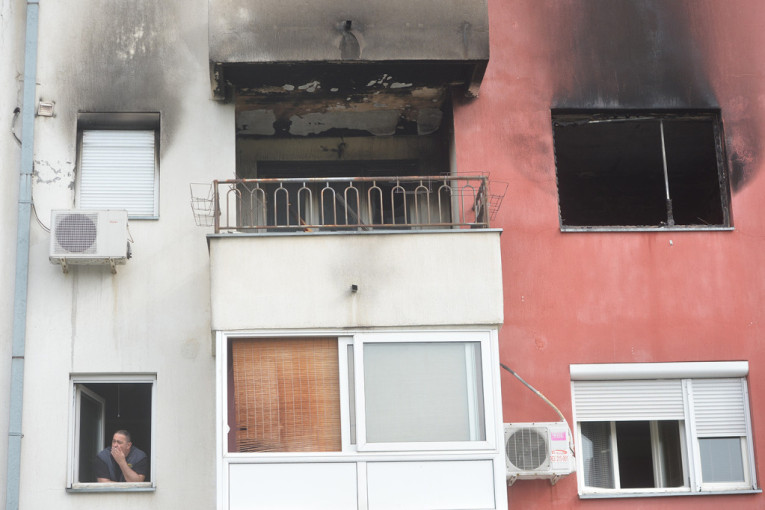 "Nisam je video od dima": Sin i komšije razvaljivali vrata stana u kojem je stradala žena (71) u Sremčici