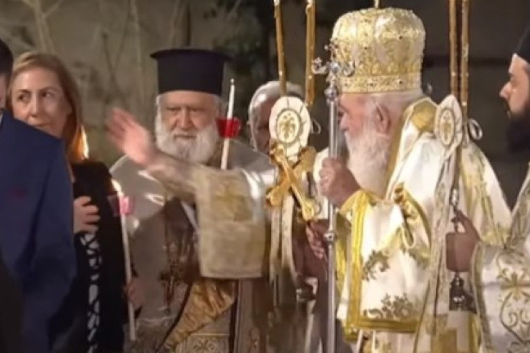 Grčka poslanica celivala krst, pa joj se zapalila kosa! (VIDEO)
