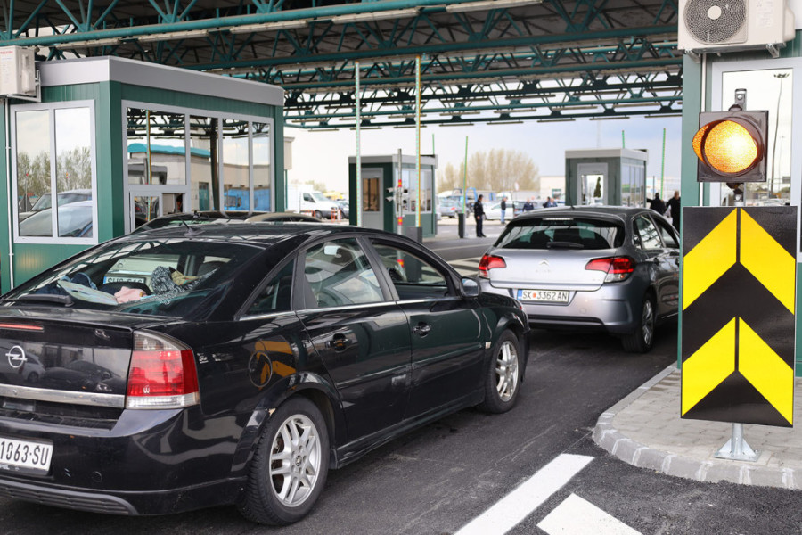 Putnici "zarobljeni" na srpskim granicama na paklenoj vrućini: Čekamo već šest sati, mučno je!