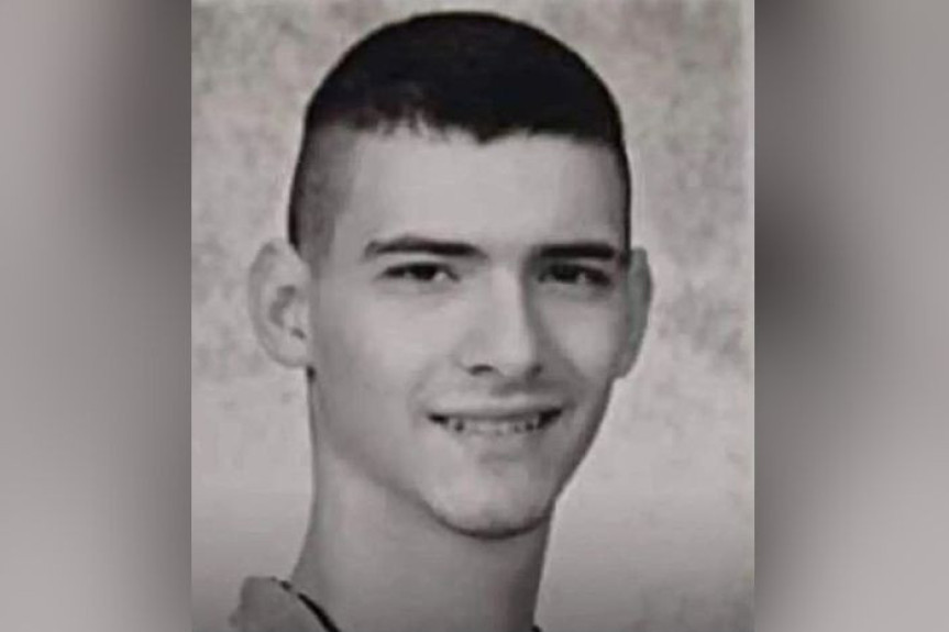 Nestao Aleksandar (18) iz Sremske Mitrovice: Mladić na sebi ima sivu trenerku, sivi duks, crnu jaknu i sive patike, porodica moli za pomoć!