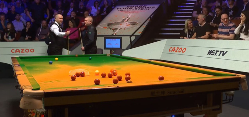 Skandal na Svetskom prvenstvu! Protestant upao među igrače i zaprašio stolove! (FOTO, VIDEO)