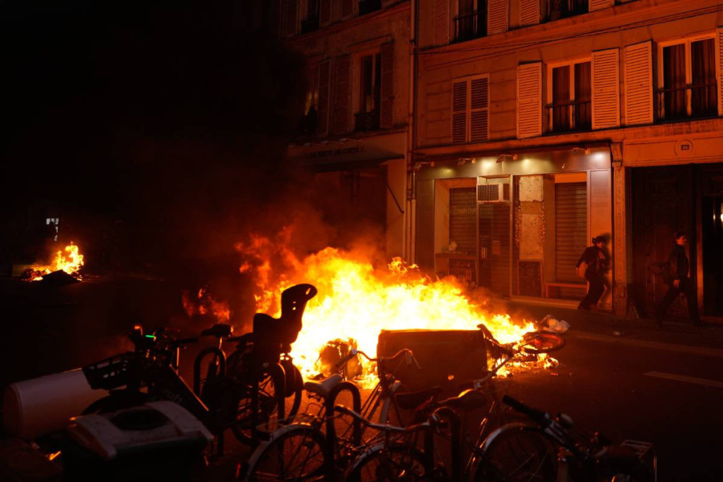 Makronov govor izazvao još veći bes, haos u gradovima širom Francuske! Zapaljena policijska stanica u Lionu, u Parizu sve gori (FOTO/VIDEO)