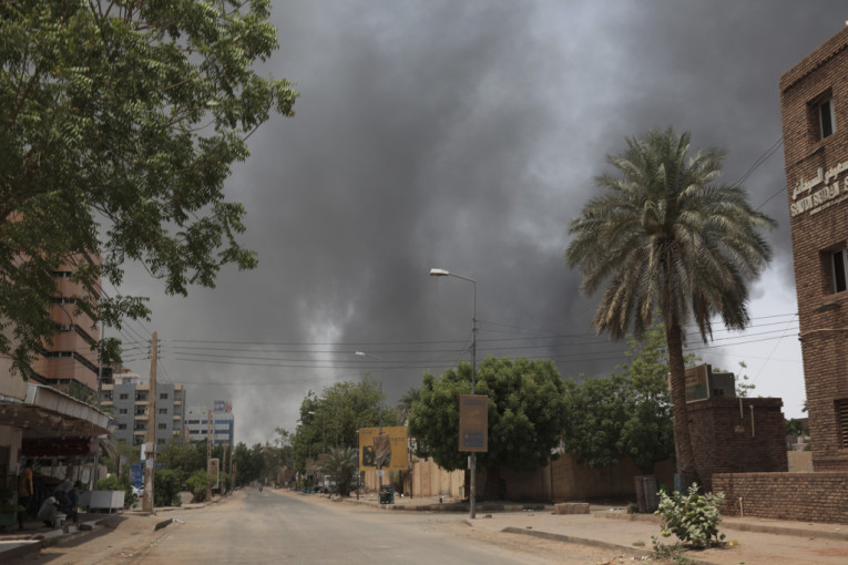Američki diplomatski konvoj pod vatrom u Sudanu!? Skoro 200 ubijenih, sve stalo - svetske organizacije stopirale rad u Kartumu