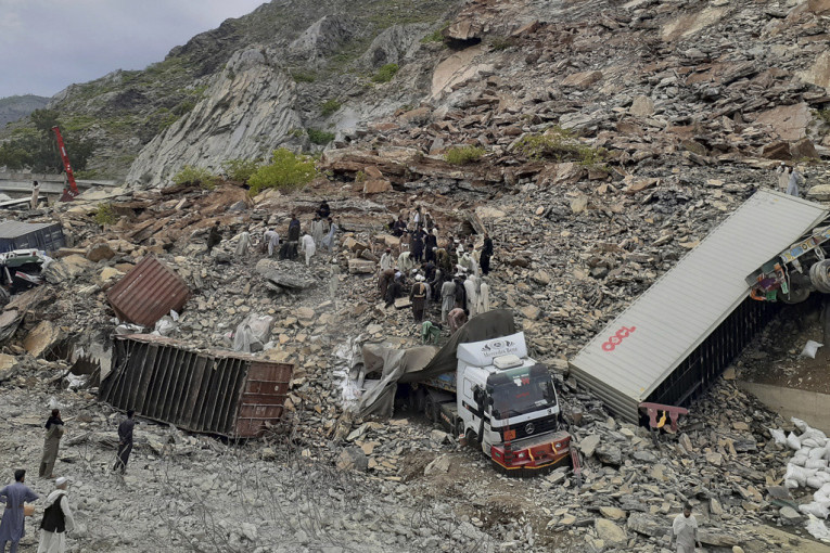 Klizište zatrpalo više od 20 kamiona u Pakistanu: Dvoje mrtvih, traga se za zarobljenima