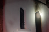 Pokušaj paljenja srpske crkve u Prizrenu: Oštećena vrata, policija potvrdila da se oseća miris benzina