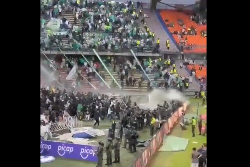 Jeziv fudbalski derbi! Navijači se potukli sa policijom, utakmica odložena! (VIDEO)