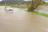 Izlila se Zapadna Morava kod Požege: Poplavljene njive, meštani kažu - Bogu se molimo samo da padavine stanu, inače ode sve (FOTO/VIDEO)
