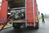 Izgoreo autobus na putu ka Ripnju: Na licu mesta vatrogasci, saobraćaj otežan (VIDEO)