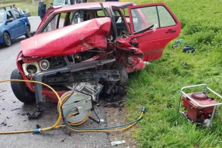 Direktan sudar automobila kod Petrovca na Mlavi: Tri osobe povređene, jedna teško (FOTO)