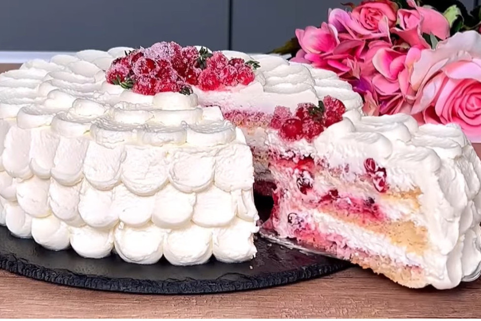 Recept dana: Voćna torta sa brusnicama - osvežavajuća prolećna fantazija sa najkremastijim belim kremom, koju ćete jesti čak i zimi (VIDEO)