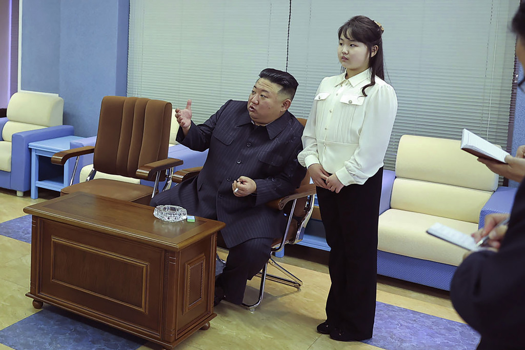 Severna Koreja napravila špijunski satelit: Kim Džong Un sa ćerkom obišao postrojenje, pa naredio lansiranje (FOTO)