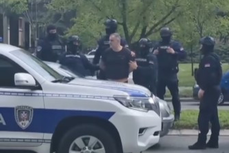 Specijalci džipovima opkolili osumnjičenog: Filmsko hapšenje na Novom Beogradu (VIDEO)