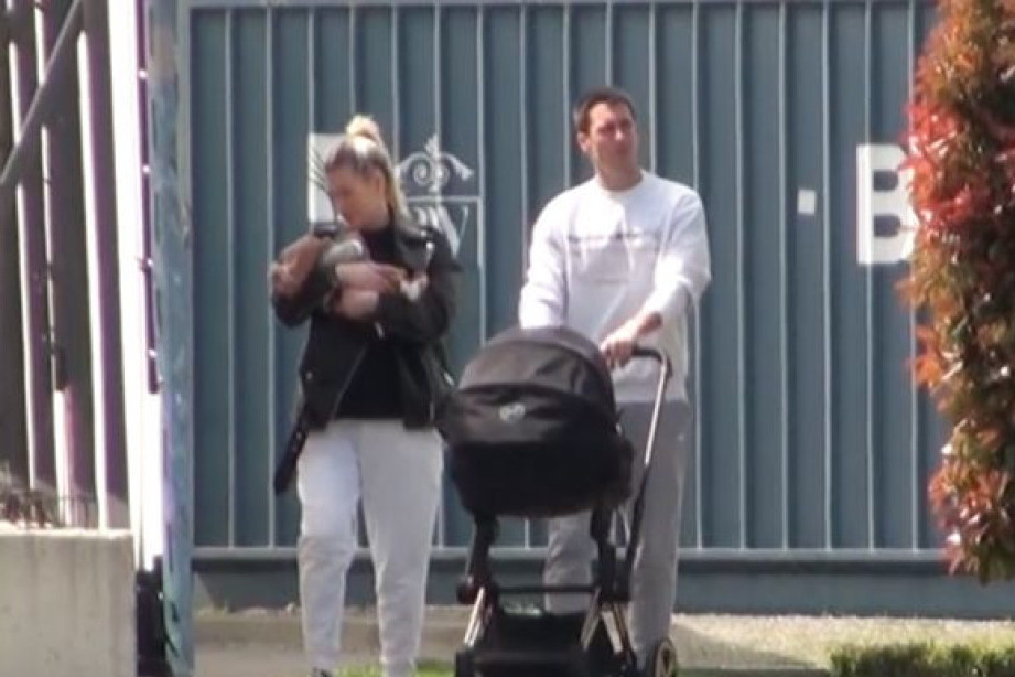Saška Veselinov i Đorđe Đoković u šetnji sa sinom Aleksandrom! Ponosna majka ne ispušta naslednika iz ruku (FOTO)
