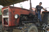 Milenko je živa legenda suvoborskog kraja: Potpuno nepokretan, a svakodnevno popravlja automobile i radi teške seoske poslove (FOTO)