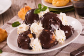 Recept dana: Profiterole - čuveni francuski desert prepun krema od vanile i preliven čokoladom, ispuniće očekivanja i onih najzahtevnijih