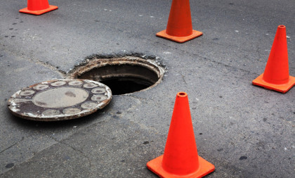 Bežala od policije pa propala u šaht: Drama u Nišu, vatrogasci izvlačili pijanu ženu