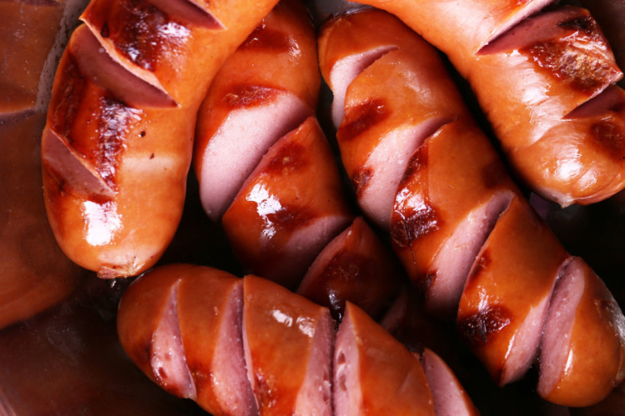 Kada pržite kobasice u tiganju, obavezno im dodajte jedan sastojak - biće hrskave, a korica im neće pucati