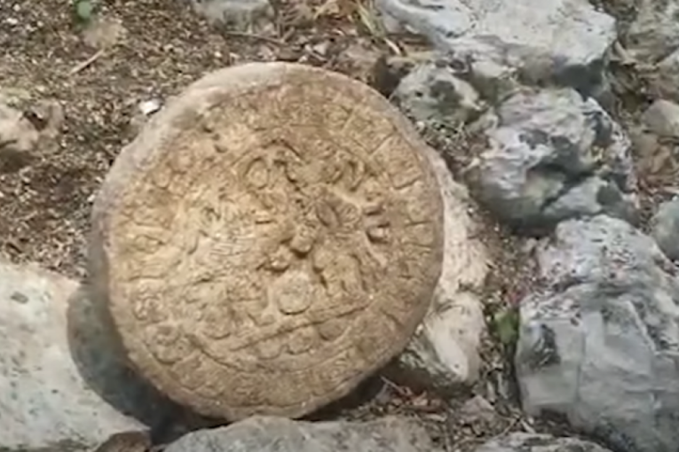 Pronađena kamena ploča drevnih Maja stara više od 1.000 godina, a nikad nećete pogoditi čemu je služila (VIDEO)