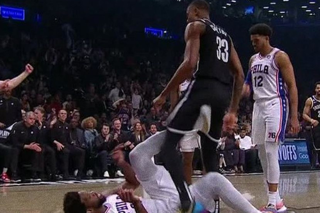 Haos na utakmici NBA: Sraman potez Embida - tuča, izbacivanje, udaranje u međunožje! (VIDEO)