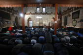 Muslimani u beogradskoj Bajrakli džamiji proslavili početak Ramazanskog bajrama (FOTO)