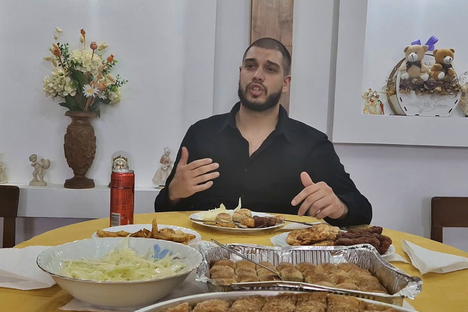 Dejan Dragojević slavi Bajram u porodičnoj kući u Veterniku: Evo ko mu se pridružio za bogatom trpezom! (VIDEO)