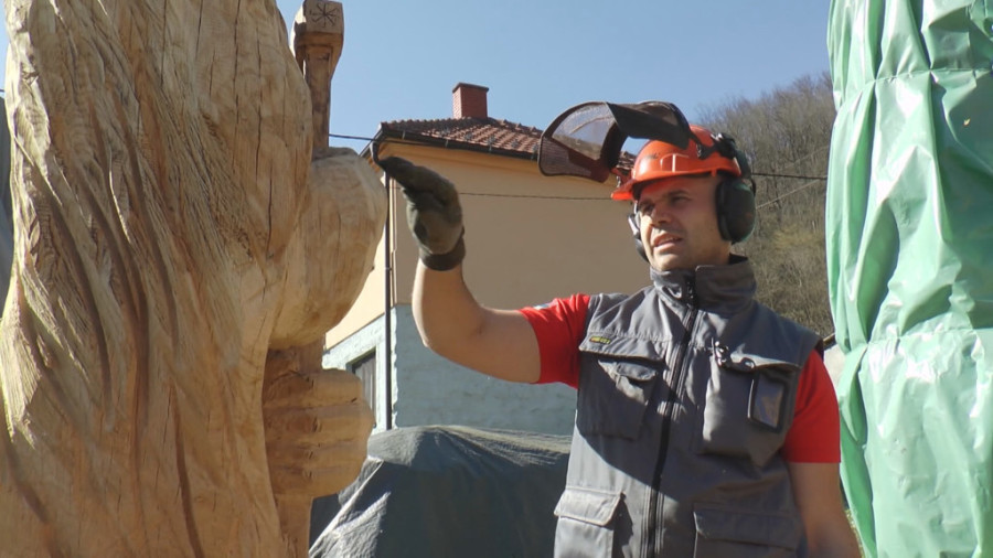 Bojan je skulptor iz Ljubovije: Dela su mu teška preko tone i viša od dva metra, a staroslovenske bogove isklesao je u drvetu! (FOTO)