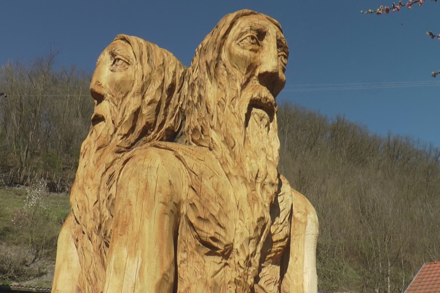 Bojan je skulptor iz Ljubovije: Dela su mu teška preko tone i viša od dva metra, a staroslovenske bogove isklesao je u drvetu! (FOTO)