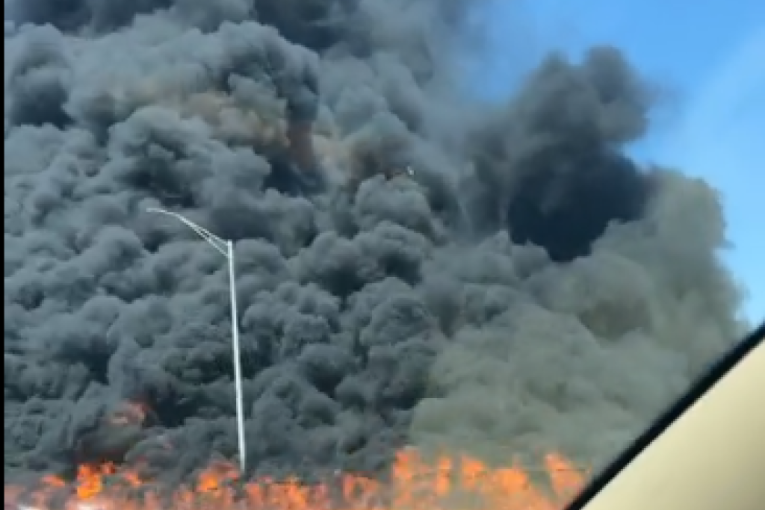 Jeziva nesreća u Americi! Prevrnula se cisterna, vozač poginuo: Vatrogasci se bore sa vatrom koja se širi (VIDEO)