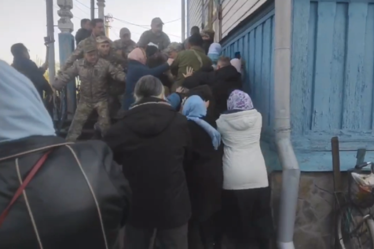 Raskolnici pokušavaju da zauzmu crkvu UPC: Posle Kijevsko-pečerske lavre tenzije oko još jedne svetinje (VIDEO)
