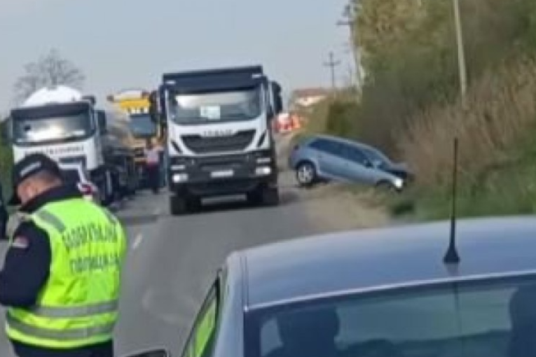 Prvi snimci nesreće sa Bubanj potoka otkrivaju težinu udesa: Automobil izleteo sa puta, muškarac hitno prebačen u Urgentni