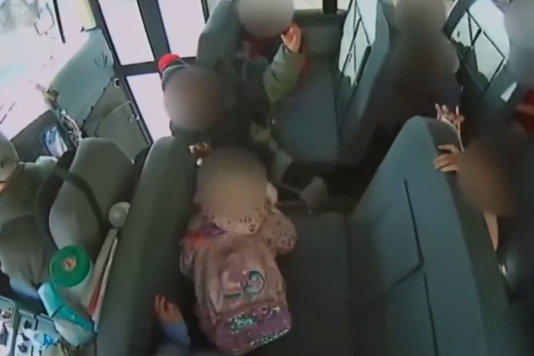 Vozač školskog autobusa hteo da „nauči decu pameti": Naglo zakočio jer nisu hteli da ga slušaju, nekoliko mališana povređeno! (VIDEO)