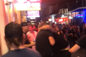 MMA borac pravio haos! Davio čoveka na ulici, gađao bocom zvezdu rijalitija, a kamere sve snimile (VIDEO)