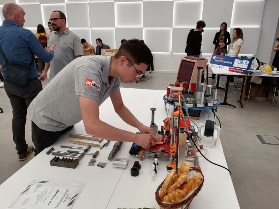 Novi profili po meri privrede, ali i savremenih tehnologija: Đaci će učiti da rade sa dronovima