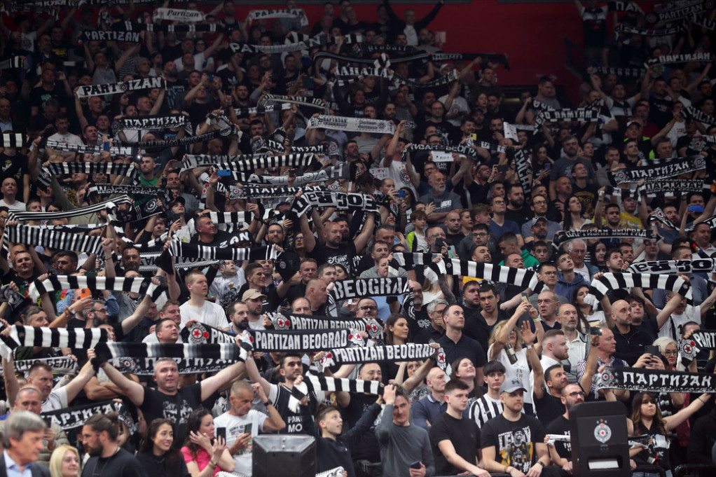 Partizan i Grobari potpuno zaludeli Evropu! Francuski komentator zapevao „Da volim crno-bele“ sa krcatom Arenom! (VIDEO)