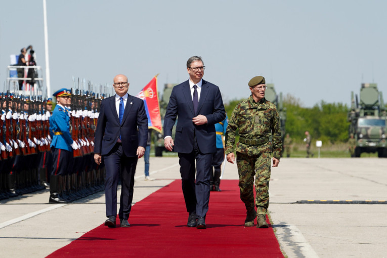 Predsednik Vučić čestitao Dan Vojske Srbije: "Da kao i vaši preci koračate uzdignute glave i osvetlate obraz svojoj otadžbini"
