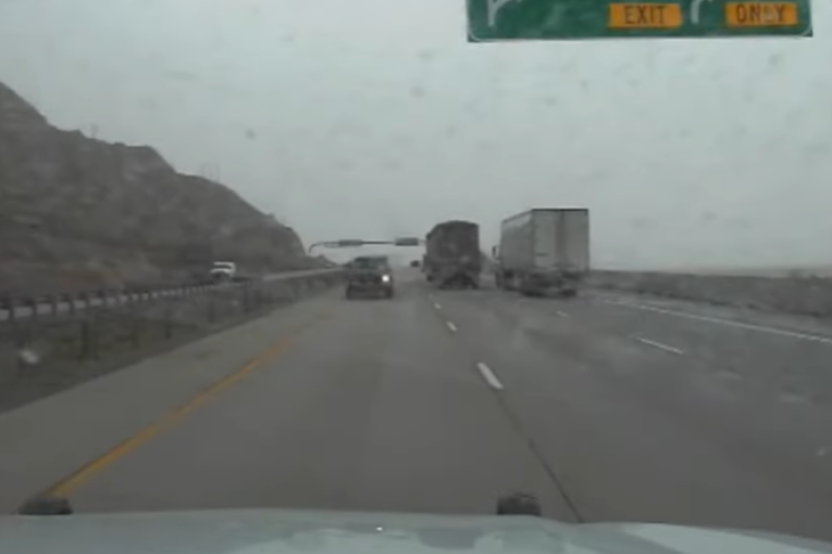 Vozač jurio auto-putem u suprotnom smeru, policajac je morao brzo da reaguje (VIDEO)