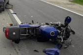 Poginuo motociklista kod Topole: Mladić izgubio kontrolu nad dvotočkašem, podleteo pod drugo vozilo i zapalio se