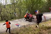Tragedija izbegnuta za dlaku! Potukli se nasred staze tokom relija, auto bukvalno preleteo gužvu! (VIDEO)