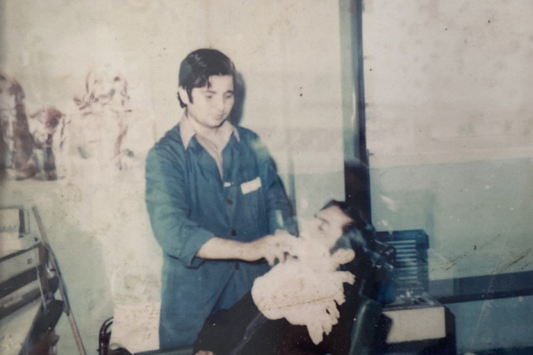 Radovan je brijao Tita, ali je posao napustio da bi slavio slavu: A onda je pre 58 godina otvorio "berbernicu tajni" (FOTO,VIDEO)