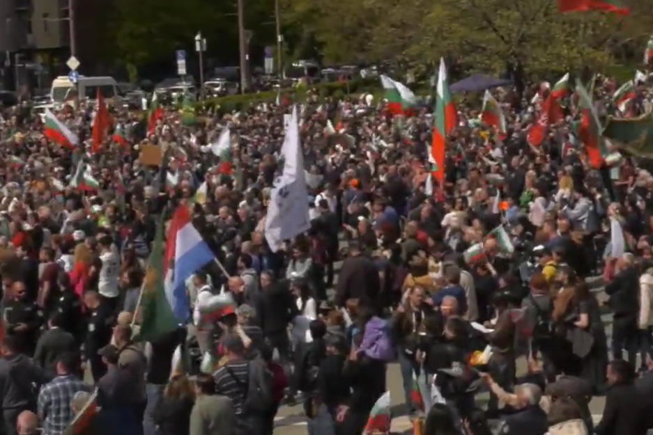 "NATO napolje"! U preko 40 gradova širom Bugarske održan marš za mir i neutralnost (VIDEO)